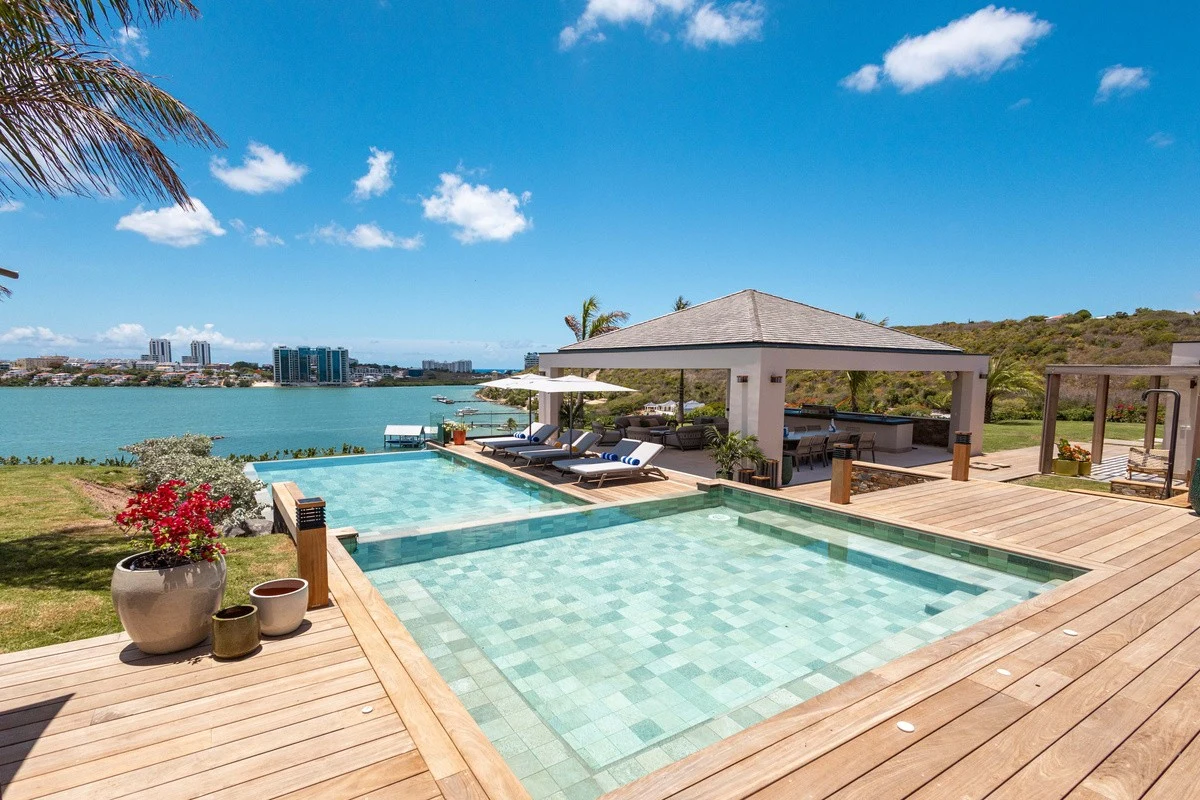 Villa Grand View : piscine et terrasse face au lagon de Simpson Bay